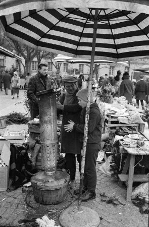 Wochenmarkt auf dem Gutenbergplatz bei Dezemberkälte.