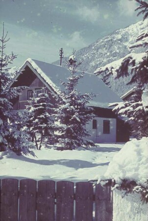 Gebirgsdorf in den Bayrischen Voralpen (vielleicht Werdenfelser Land oder Pfaffenwinkel) im Winter