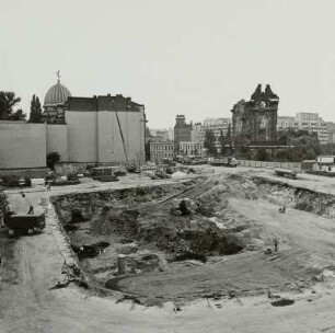 Blick über die Baugrube gegen Ruine der Frauenkirche
