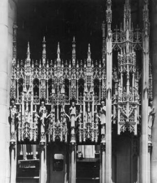 New York. Riverside Church (1927-1931; H. C. Pelton, C. Collens). Chorschranken. Feld mit den Künstlern, v. l. n. r. : Giovanni Palestrina, Leonardo da Vinci, Christus, Michelangelo, Johann Sebastian Bach; oben: John Greenleaf Whittier, Fra Angelico, John Milton (halb verdeckt)