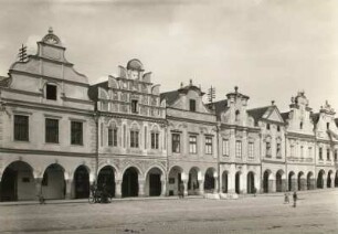 Telč (Teltsch). Marktplatz. Häuserreihe mit Arkaden