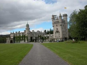 Sommerresidenz : 1842 erbaut: Balmoral Castle, schottische Sommerresidenz des englischen Königshauses. Aufgenommen im Juni 2005. Foto Uwe Gerig