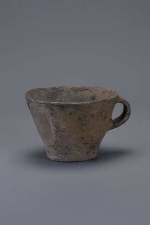Konische Tasse mit randständigem Henkel