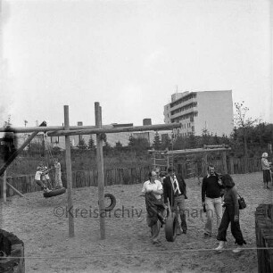 Flurbegehung der Oldesloer Stadtverordneten mit Bürgerworthalter Georg Koch und Bürgermeister Gottfried Baethge: Kinderspielplatz in der Siedlung Ehmkenberg I