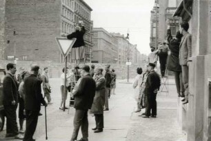 Mauerbesucher an der Bernauer Straße/Wolliner Straße