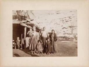 Armenier in Süleymanli : Armenier vor ihren Häusern im Dorf Süleymanli.