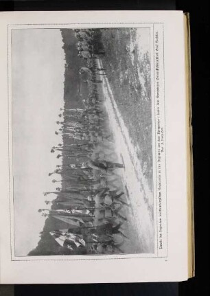 Parade der siegreichen württembergischen Regimenter in den Argonnen vor dem Kronprinzen; hinter dem Kronprinzen Generalfeldmarschall Graf Haseler.