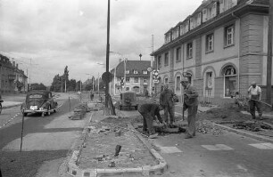 Demontage der Verkehrsinsel am Ostendorfplatz im Zusammenhang mit der Verbreiterung der Herrenalber Straße.
