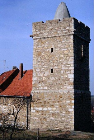 Reste der Stadtbefestigung: quadratischer Turm mit Kegel