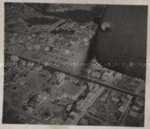 Wehrmachtssoldaten, Blick auf Athen, Mit dem ersten deutschen Flugzeug über der Stadt
