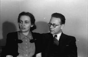 Bukarest: Herr Eder und Frau, im Stuhl