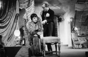 Szenenbilder aus dem Stück "Kameraden" von August Strindberg am Hebbel-Theater Berlin