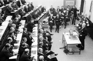 Freiburg: Einweihungsfeier der HNO-Augenklinik Freiburg, Auditorium im Hörsaal; Ansprache Prof. Harms