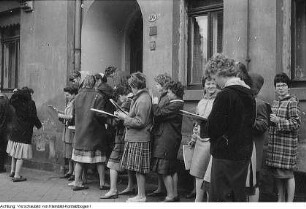 Schule, u.a. Dresden, 7. Mittelschule: Kunstunterricht, Linolschnitt - 1. POS Dr. Kurt Fischer, Marienallee 5, 1. Projekt zum Neubau - 38. Mittelschule (ab 1971 38. POS Alfred Thiele) in Dresden-Naußlitz, Pausensport - 41. Grundschule, Dresden-Mickten, Fahrrad - Neubau Fetscherstraße - 65. Grundschule, Dresden-Kleinzschachwitz, Schülerlabor - 33. Mittelschule (ab 1985 33. POS Anna Seghers), Neubau, errichtet 1958-59 - Deutsches Hygiene-Museum Dresden - Schülerkonzert - Abschlußprüfung Chemie - EOS Pestalozzi, Kunstunterricht - Lehrer hilft bei Hausaufgaben, etc., Juni - Dezember 1959