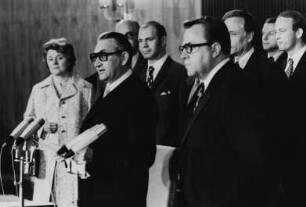 Die Staatssekretäre Egon Bahr und Michael Kohl während der Unterzeichnung den Verkehrsvertrags zwischen der DDR und der BRD