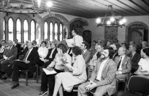 Freiburg: Gerichtslaube, Ingeborg Hecht, Leifgeiges, Buchübergabe "Der Siechen Wandel. Die Aussätzigen im Mittelalter und heute", Verlag Kehrer