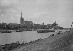 Tangermünde, Stadtansicht : Tangermünde. Stadtansicht mit Hafen. Nordteil der Stephanskirche, rechts darunter Roßpforte, rechts Kaiserburg