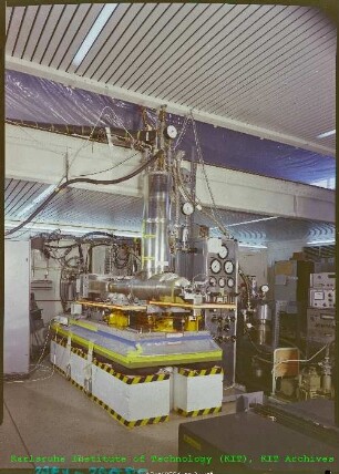 Magnetfeldmessstand für supraleitende Quadrupole mit Trägheitsantrieb und Drehdurchführung des Instituts für Experimentelle Kernphysik (IEKP)