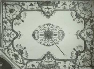 Jagdschloß Brühl, Decke im Lackkabinett : Brühl, Schlosspark Augustusburg. Jagdschloss Falkenlust (1729-1740; F. de Cuvilliés d. Ä.; M. Leveilly). Japanisches Lackkabinett im Erdgeschoß, goldgefaßte Stuckdecke (1733; Joseph Artario)