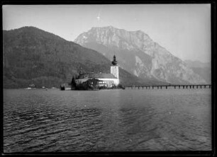 Blick über den Traunsee zum Seeschloss