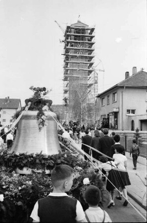 Einholung der Glocken für die neue evangelische Kirche in Durlach-Aue.