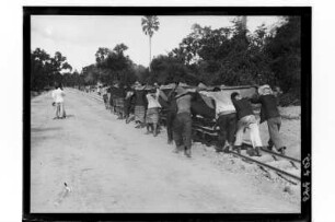 Baumaterial : Phetchaburi. Transport von Baumaterial zum Bau der königlichen Villa in Petchaburi, 1909