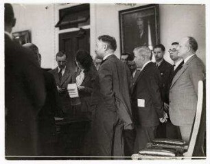Pressekonferenz von Dino Grandi, Pierre Laval und Henry L. Stimson anlässlich des Besuchs des französichen Premierministers Pierre Laval in den USA. Mitte: Henry L. Stimson