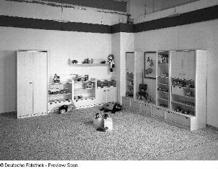 Kinderzimmer Rübezahl : Leipzig. Leipziger Herbstmesse, 1985. Kinderzimmer Rübezahl. Holz, folienbeschichtet in Kiefernholzoptik (1985; VEB Möbelkombinat Dessau)