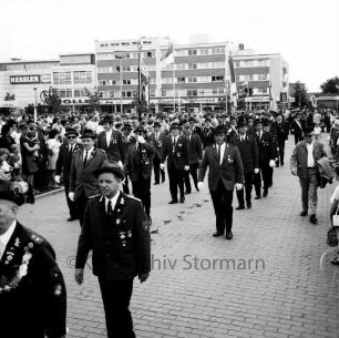 Schützen- und Volksfest: Veranstalter Heimatring und Ahrensburger Schützengilde: Umzug: Reeshoop (später Manfred-Samusch-Straße) am Rathausplatz: Aufmarsch der Vereine, mit Fahnen: Zuschauer, 11. Juni 1972