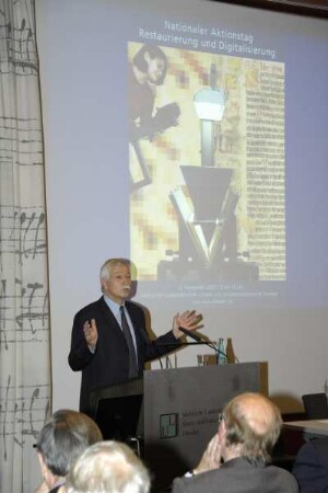 Eröffnung im Vortragssaal. Dr. Thomas Bürger während der Begrüßung