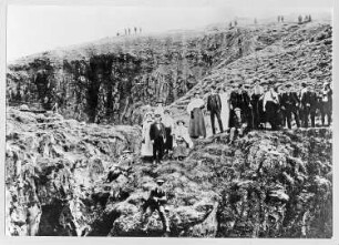 Akureyri (Island). Gruppe von Passagieren des Hochseepassagierdampfers "Victoria Luise" auf einem Hügel über dem Glera-Fall. Blick nach Nordwest über die Hochfläche