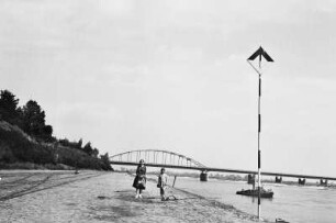 Tangermünde, Zufahrtsbake oberhalb der Elbbrücke
