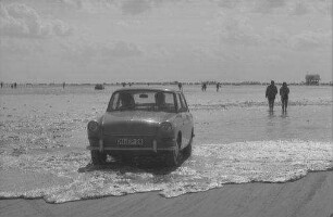 St. Peter-Ording, Böhl: Hochflut überschwemmt Parkplatz, Autos im Wasser
