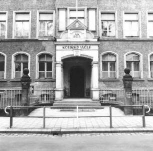 Dresden-Tolkewitz, Salbachstraße 10. 44. POS (Polytechnische Oberschule, 1902-1912). Haupteingang