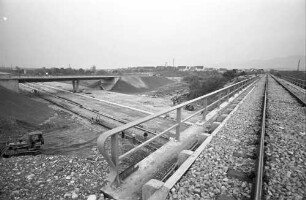 Neuenburg: Bahn- und Straßenbrücke über die Autobahn