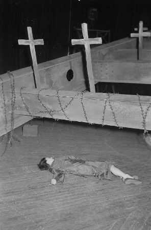 Szenenbilder aus der Oper "Der Konsul" von Gian Carlo Menotti an der Städtischen Oper (heute Deutsche Oper) Berlin : Szenenbild