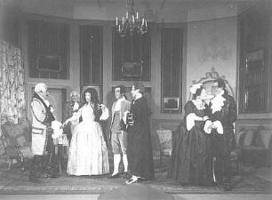 Albumseite : Szenenbilder der Aufführung am 20. Januar 1930