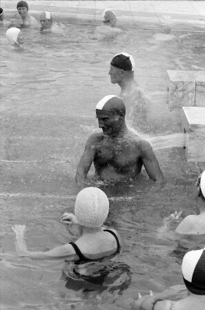 Zurzach, Schweiz: Oberbürgermeister Keidel badet