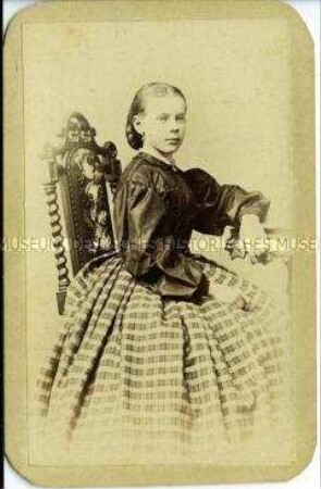 Sitzendes junges Mädchen, Carte de Visite