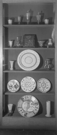 Schrank mit italienischen Fayencen und Gläsern