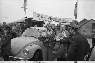 Ehrung für die Fahrerin des 100 000. Personenwagens des Autoreisezugs auf dem Verladebahnhof Durlach