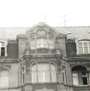Cottbus, Karl-Liebknecht-Straße 9. Wohn-und Verwaltungsgebäude (um 1903). Risaliterker (3. OG) und Giebel