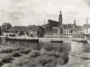 Kitzingen, Stadtansicht : Kitzingen. Stadtansicht mit Pfarrkirche Sankt Johannes. Blick über den Main (mit Straßenbrücke) von Ostnordosten