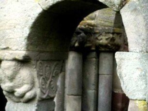 Querhausarm Nord von Norden-Kapellenrest-Biforie mit figürlich ornamentierten Säulenkapitell_05