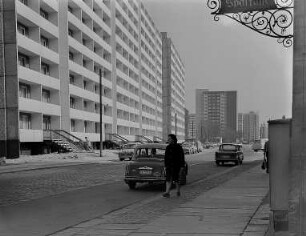 Dresden. Wohnviertel Johannstadt, Blick in die Elsasser Straße, rechts Ausleger der Sparkasse am Güntzplatz
