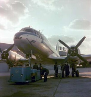 Wartungsarbeiten an einem Verkehrsflugzeug vom Typ IL-14 : Berlin-Schönefeld. Flughafen. Wartungsarbeiten an einem Verkehrsflugzeug vom Typ IL-14