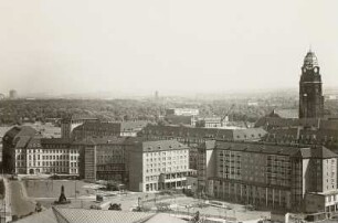 Dresden. Blick vom Georgentor nach Südosten zu neuen Wohnblocks an der Ernst-Thälmann-Straße, Rathaus, Hygienemuseum und Großem Garten
