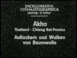 Akha (Thailand, Chieng Rai-Provinz) - Auflockern und Walken von Baumwolle