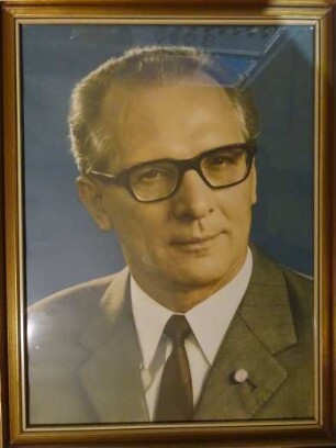 Bild Erich Honecker (2) 1x Farbfoto 1x Schw/weiß (Amtsstubenbild)