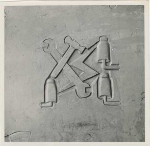 Relief Berufssymbol Elektriker: Isolatoren, Hammer, Schraubenschlüssel, Blitz: Tonmodell;